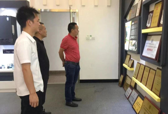 成都包總參觀菲思盾企業(yè)榮譽(yù)墻