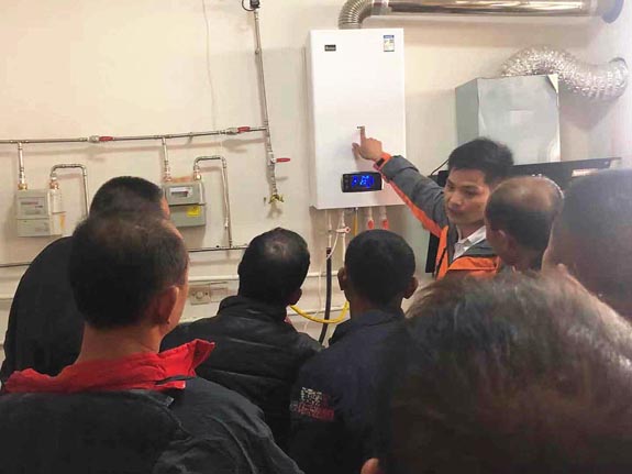 菲思盾售后導(dǎo)師對壁掛爐進(jìn)行實(shí)操講解