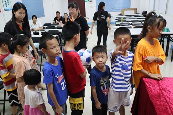 菲思頓職工小孩領(lǐng)獎(jiǎng)