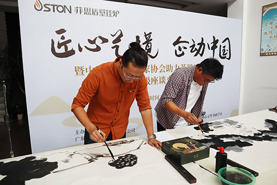 韓英金、武文駒兩代國畫家潑墨《荷韻》