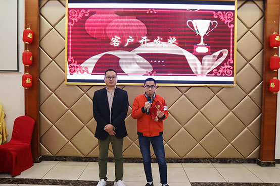 菲思盾壁掛爐客戶開發(fā)獎(jiǎng)得主合影