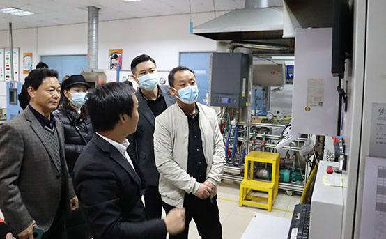 為代理考察團(tuán)講解菲思盾壁掛爐檢測(cè)設(shè)備